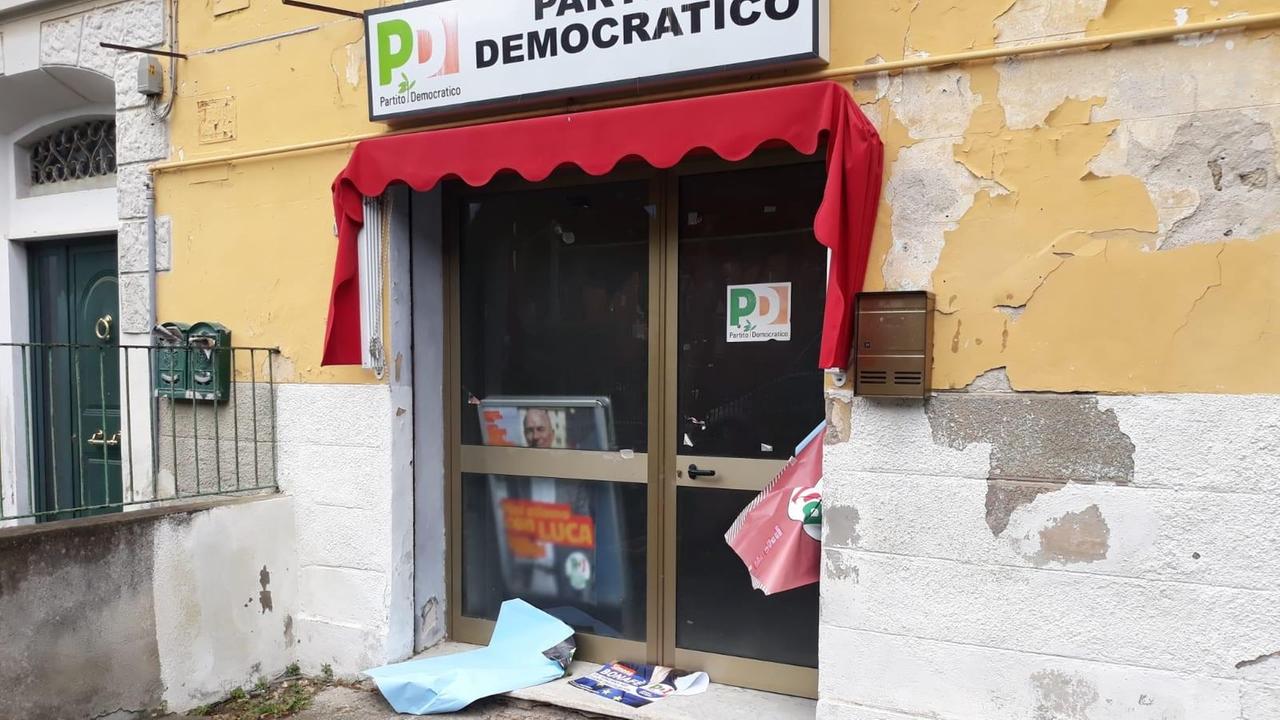 I manifesti strappati al circolo Pd di Ardenza-La Rosa