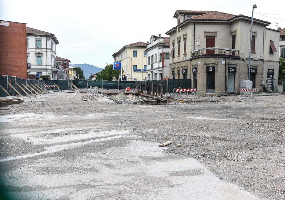 Porta Sant’Anna, spariscono gli operai: lo “sblocca cantieri” rallenta i lavori 