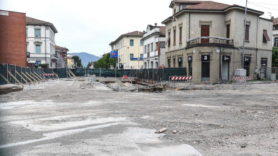 Porta Sant’Anna, spariscono gli operai: lo “sblocca cantieri” rallenta i lavori