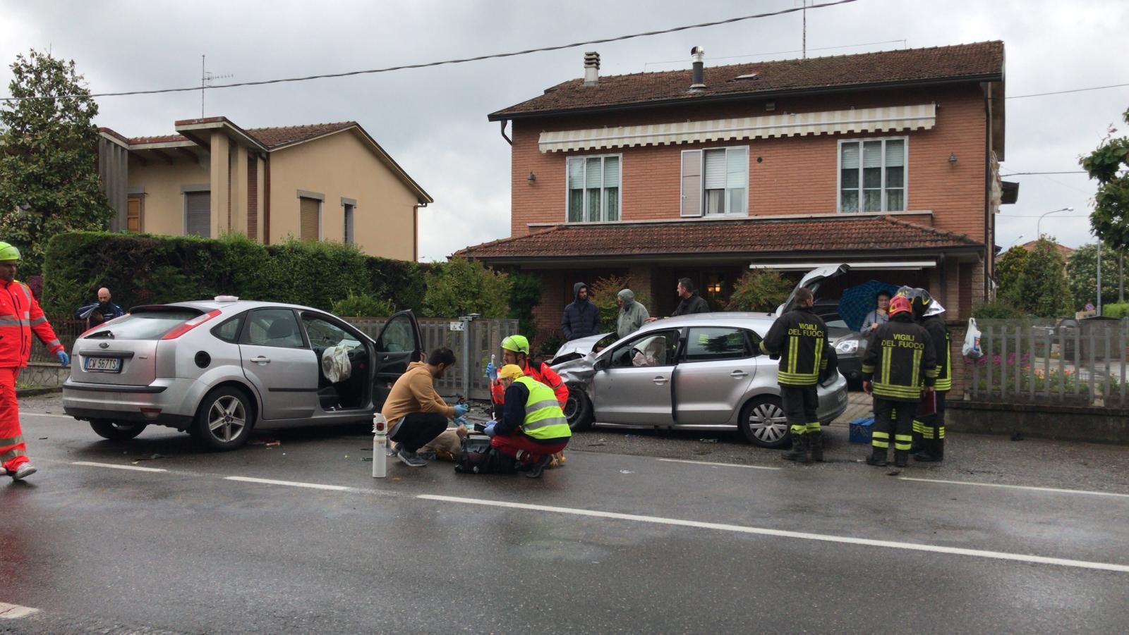 Schianto tra due auto e un autocarro, ferite tre persone