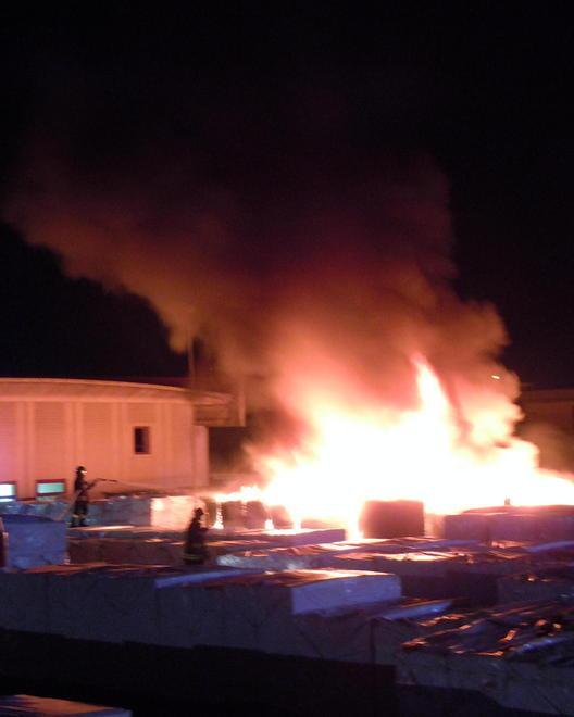 Incendio alla Onduline Bruciano lastre per tetti 