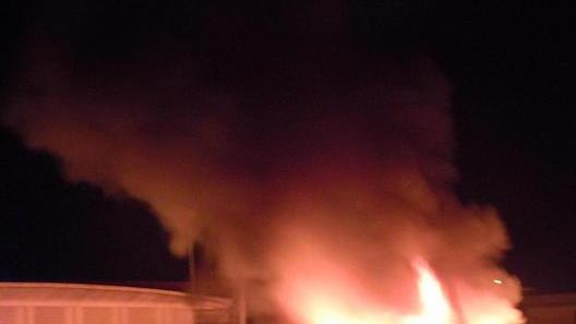Incendio alla Onduline Bruciano lastre per tetti