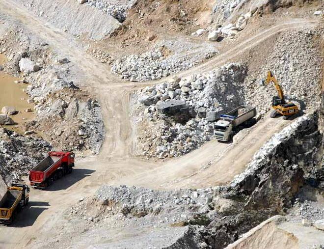 «Cavatori obbligati a lavorare col gelo» 
