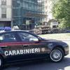 Si denuda davanti ai militari che gli chiedono i documenti 