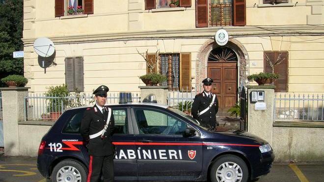 Parrucchiera a domicilio deruba un’anziana, scoperta con un video