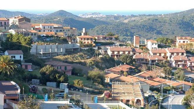 Case e manufatti abusivi Scattano le demolizioni