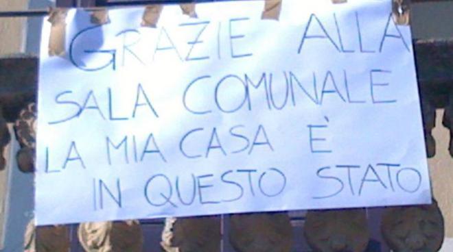 Casa inagibile per i lavori all’ex cinema: è protesta 