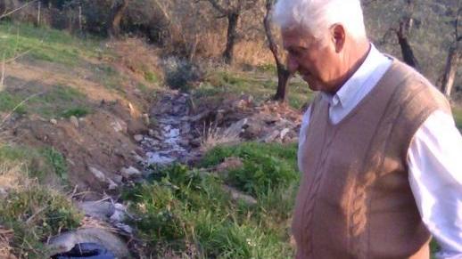 Fogna rotta da anni tra filari di viti e olivi Incubo a Montiano
