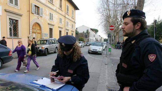 Coppia ruba in una gioielleria