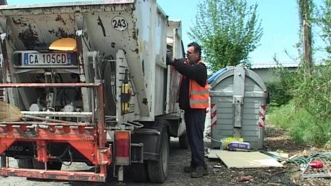 Ubriaco finisce in un cassonetto: salvato in extremis