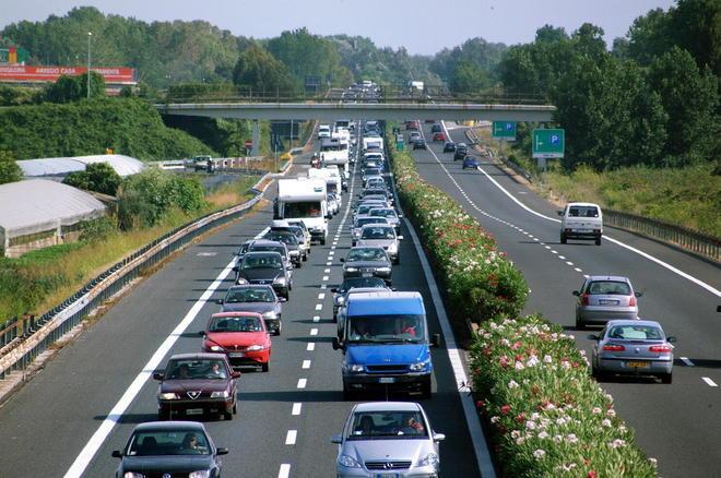 Cammina sull’A12 e rischia di farsi travolgere da un Tir 