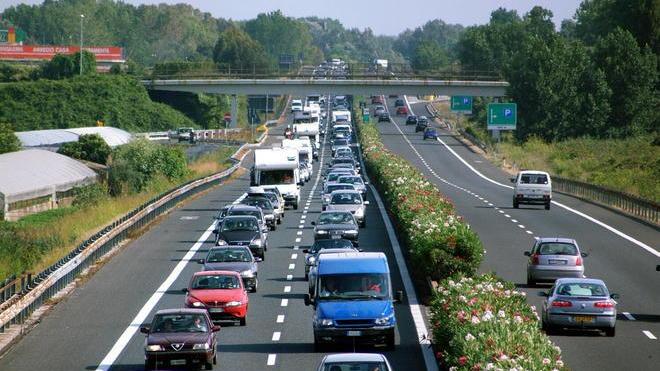 Cammina sull’A12 e rischia di farsi travolgere da un Tir
