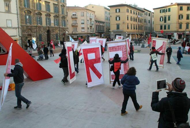 Flashmob dei giovani in piazza contro il precariato 