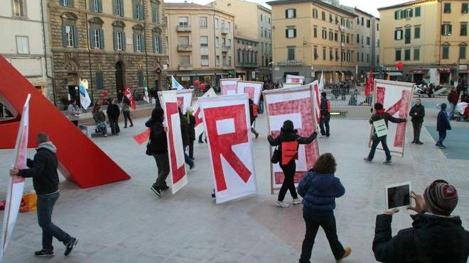 Flashmob dei giovani in piazza contro il precariato