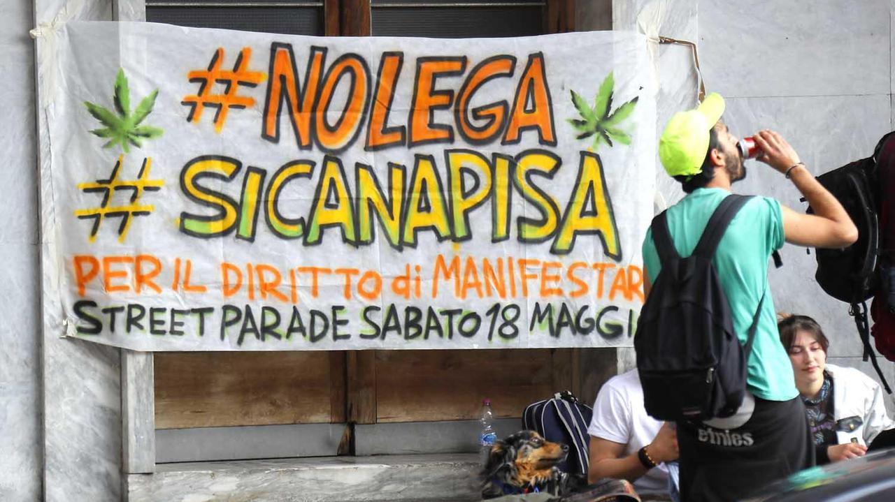 Uno degli striscioni esposti al presidio di Canapisa