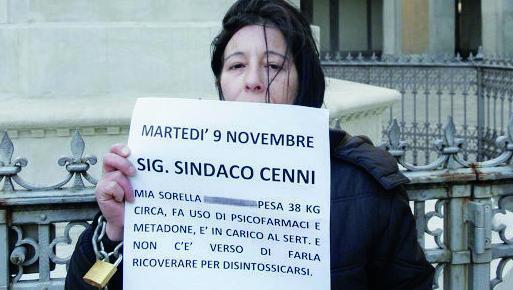 Si incatena. «Salvate mia sorella»