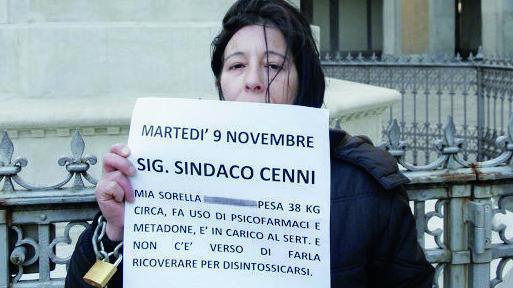 Si incatena. «Salvate mia sorella»