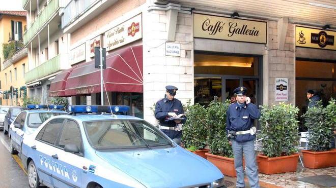 Duello a coltellate in mezzo alla gente