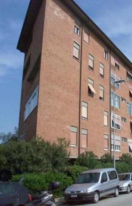 Paga l’albergo a uno sfrattato 