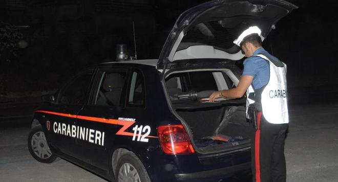 Aggredito in casa di notte Preso a bottigliate in testa 