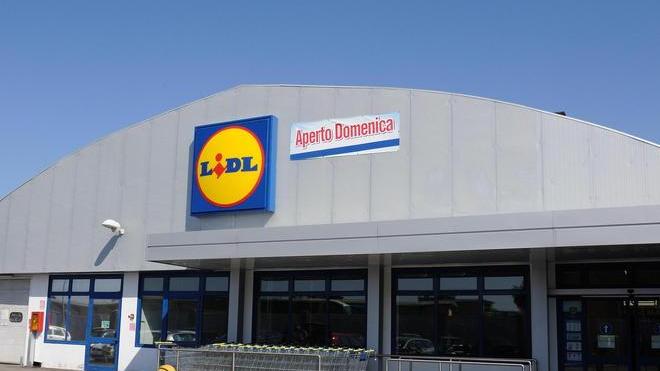Spedizione punitiva botte e panico al market