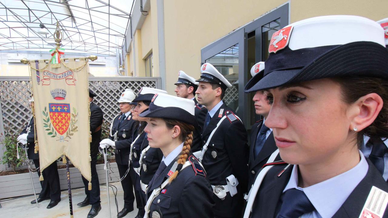 Agenti della Polizia municipale schierati accanto al gonfalone del Comune durante la festa del Corpo