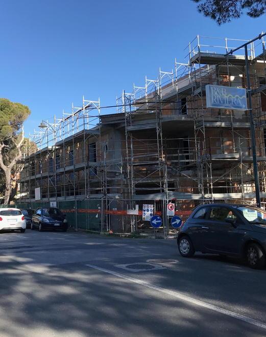 Il cantiere per la costruzione dell'edificio al posto del vecchio cinema