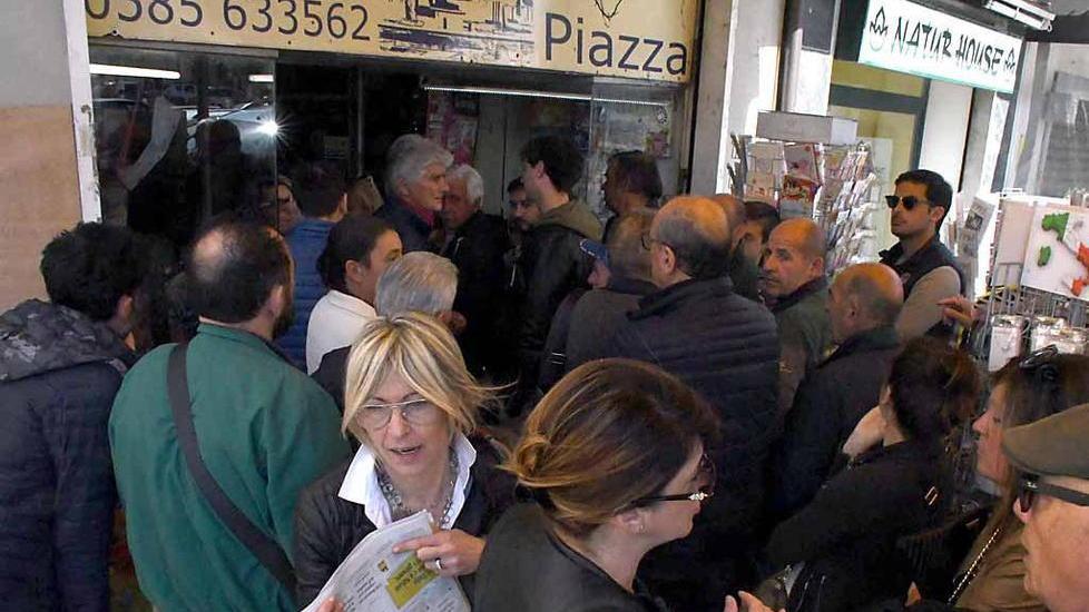 «Sono qui per i nipotini, mi sono messo in fila alle sette e mezzo»