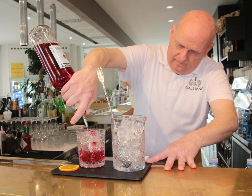 Il Negroni preparato da Paolo Bianchi, capobarman di Galliano (foto Ciurca/Paglianti)