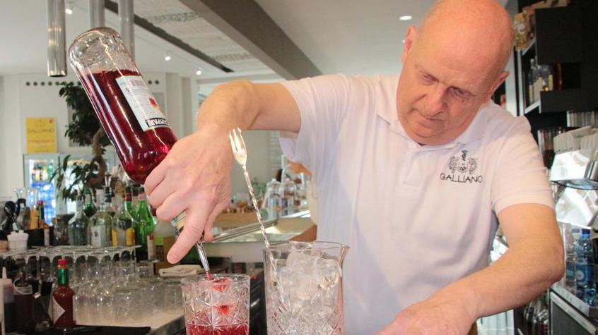 Il Negroni preparato da Paolo Bianchi, capobarman di Galliano (foto Ciurca/Paglianti)
