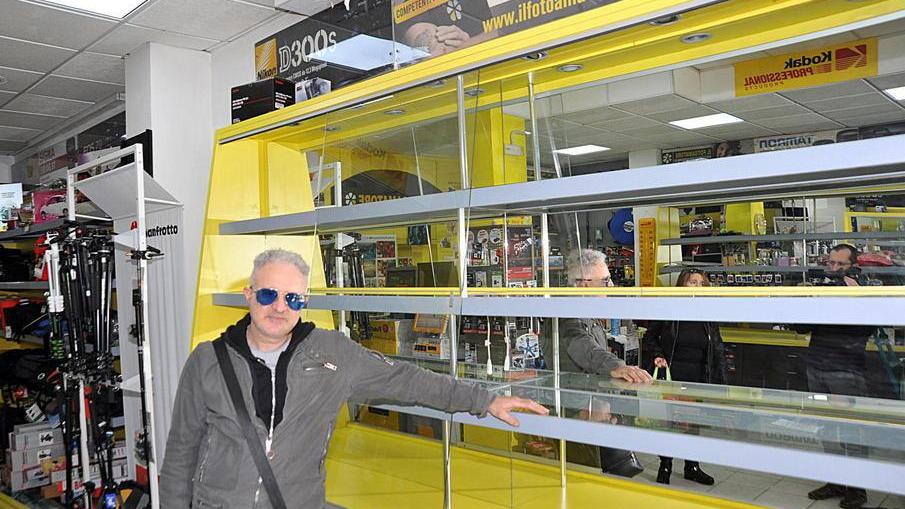 «Metterò nuovi antifurto dopo il colpo nel mio negozio»