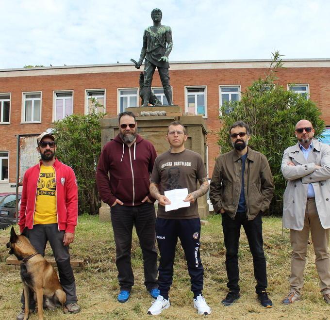 La statua del Villano va davanti al Comune 