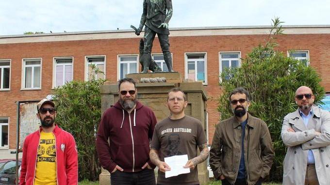 La statua del Villano va davanti al Comune