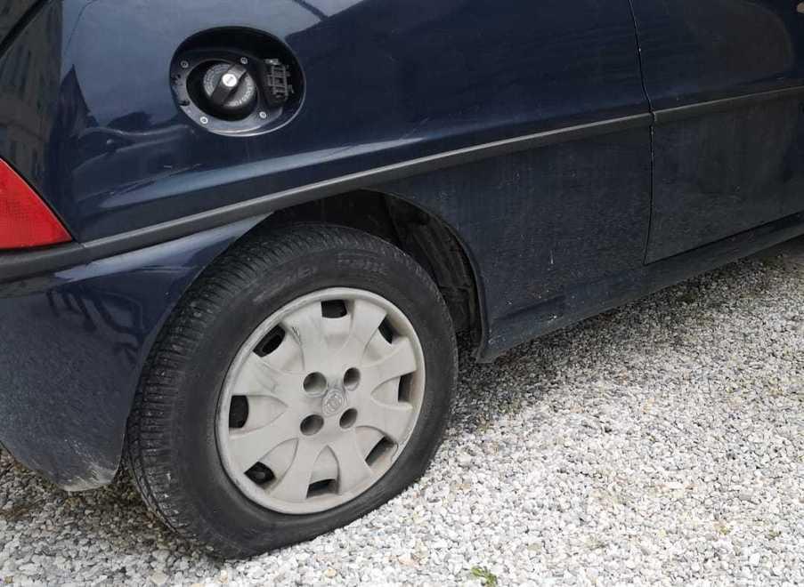 Atto vandalico contro il candidato a sindaco Masini: «Vado avanti»
