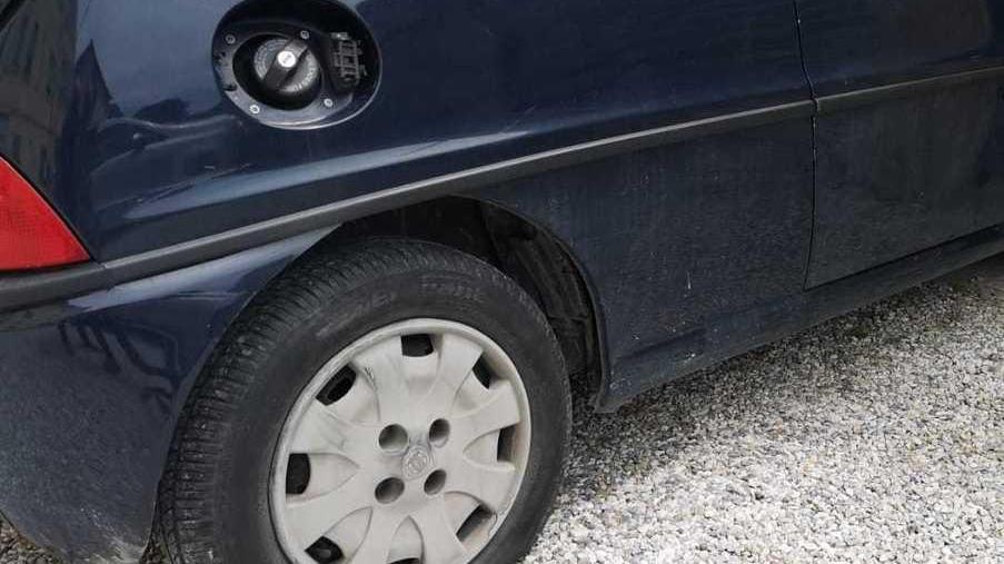 Atto vandalico contro il candidato a sindaco Masini: «Vado avanti»