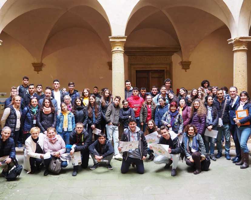Mura e ponti per unire gli studenti di cinque nazioni 