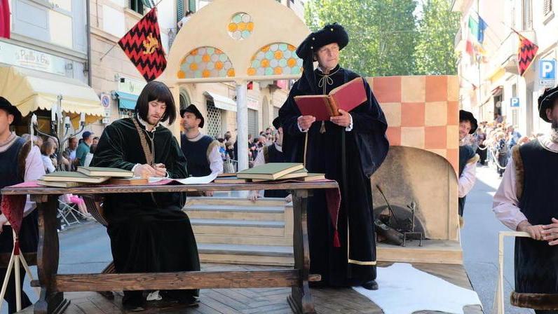 La storia di Fucecchio raccontata dalle 12 contrade con oltre 1.200 figuranti