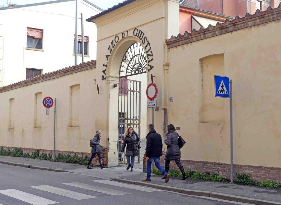 Compra casa all’asta e si tiene gli arredi Condannato a sei mesi