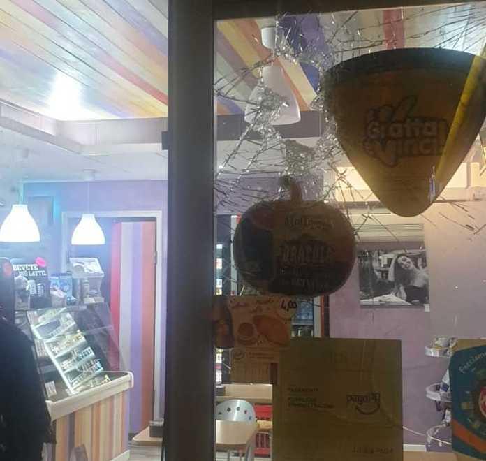 Sradicano la saracinesca al bar rubate sigarette e Gratta e vinci 