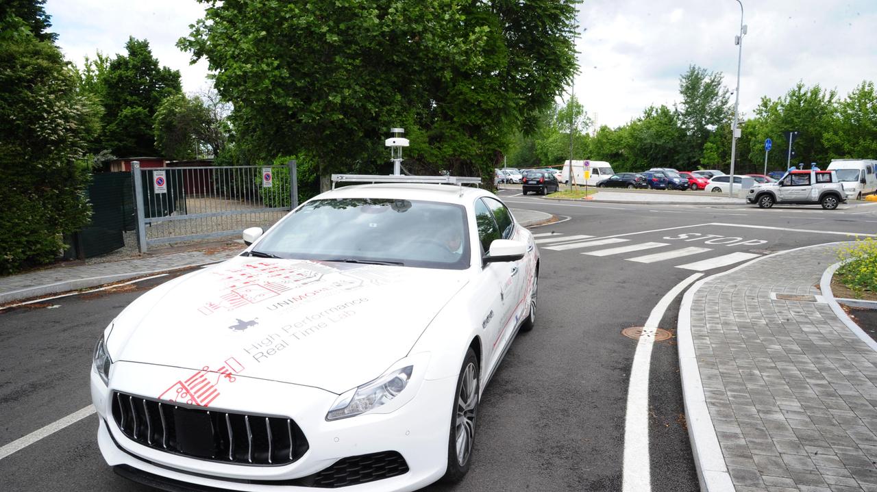 Modena A zonzo sull’auto che fa tutto da sola «A sàm i piò brèv»