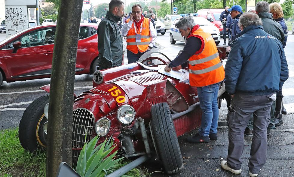 Mille Miglia  a Modena un’auto d’epoca si schianta in via Emilia 