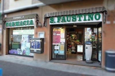 Modena, in due rapinano la farmacia S. Faustino