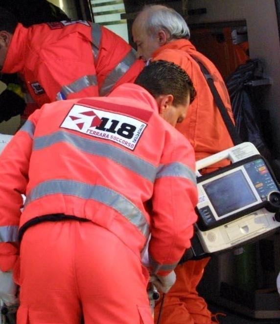 Schianto tra auto sulla rotatoria 