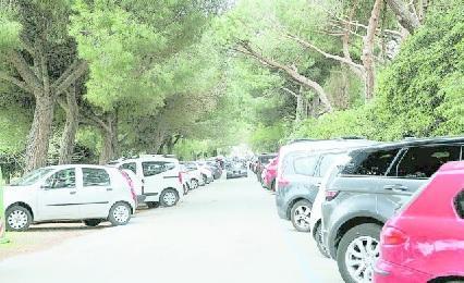 La strada dei Villini di Baratti con parcheggi molto spesso esauriti già dal 25 aprile (foto PaBar)