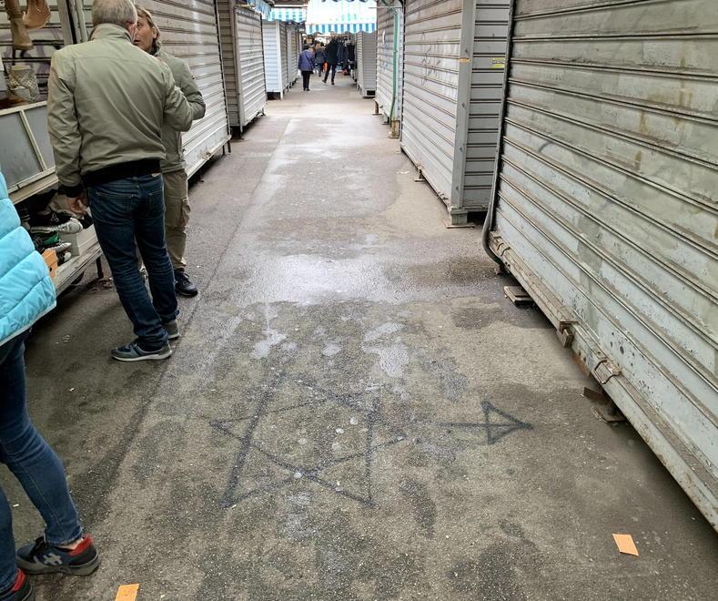 Livorno, svastiche e stelle di David per “marchiare” un banco del mercato 