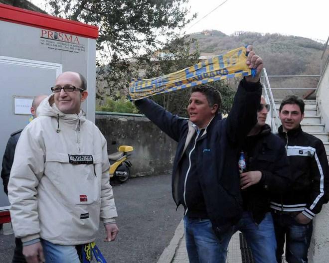 Carrarese, i tifosi aspettano i giocatori per festeggiare 