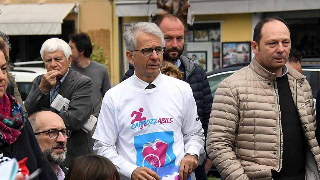 Il deputato Cosimo Ferri con la maglia della Carrozzabile