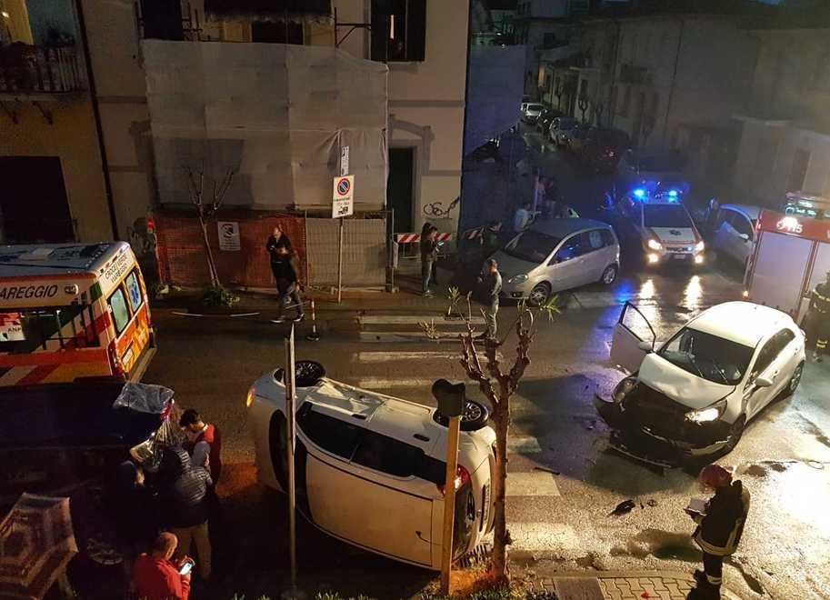 Due bambine tra i feriti in uno schianto in centro 