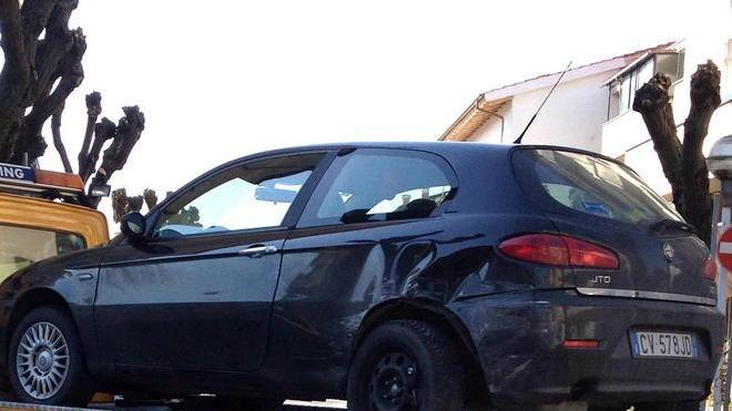 Investe auto di turisti in sosta e scappa