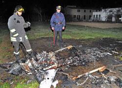 Paura a Casalguidi ultraleggero urta i cavi e brucia 